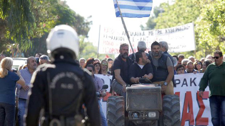 Με τρακτέρ ετοιμάζονται να υποδεχτούν τον Τσίπρα
