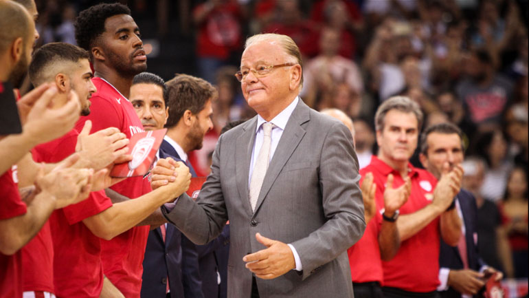 Ο Ίβκοβιτς χαιρετά έναν έναν τους παίκτες του Ολυμπιακού