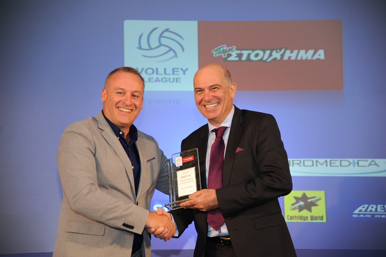 Ο Παντελής Ταρνατόρος παραδίδει στον Σπύρο Φωκά τιμητική πλακέτα για τη σημαντική και πολυετή στήριξη του ΟΠΑΠ στη Volley League