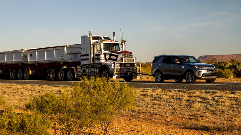 Το Land Rover Discovery τραβάει φορτηγό 110 τόνων!