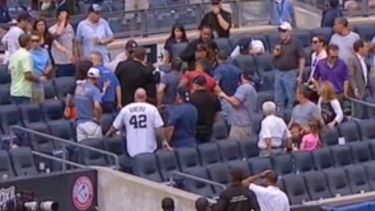 Μπάλα σε αγώνα του μπέιζμπολ «καρφώθηκε» στο πρόσωπο ενός μικρού κοριτσιού!