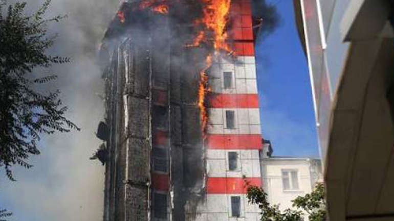 Ρωσία: Πολυώροφο ξενοδοχείο τυλίχθηκε στις φλόγες – Τουλάχιστον δύο νεκροί