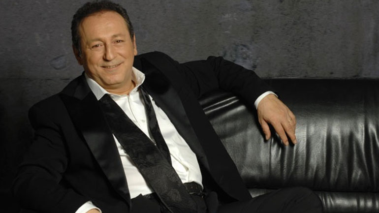 O Σταύρος Φωτιάδης κάνει δυναμικό come back με ένα δυνατό ζεϊμπέκικο