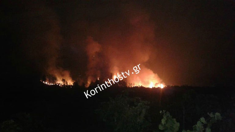 Μαίνεται η πυρκαγιά σε δασική έκταση στη Νεμέα