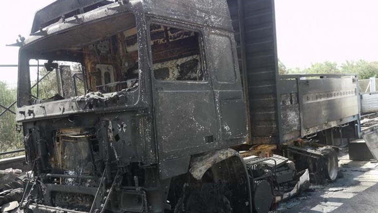 Στις φλόγες νταλίκα στη Λάρισα