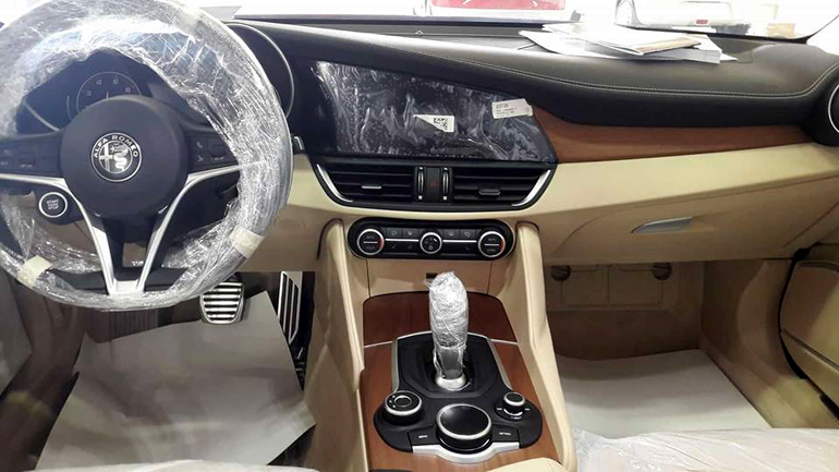 Ό,τι μπορεί να πιάσει ή να πατήσει ο υπάλληλος της εταιρείας είναι καλυμμένο... 