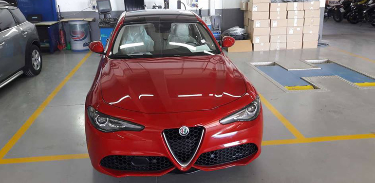 Η Giulia Q4 Veloce περιμένει υπομονετικά να την περιποιηθούνε...