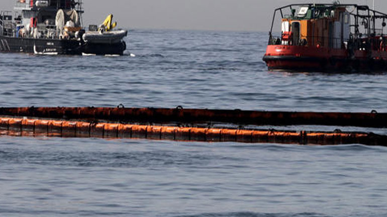 Δύο δεξαμενόπλοια προσέγγισαν το «Αγία Ζώνη ΙΙ» για να συνεχιστεί η απάντληση καυσίμων