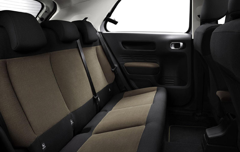 Τα πίσω καθίσματα είναι ιδανικά για δύο ενήλικες αλλά τα παράθυρα ανοίγουν μόνο υπό γωνία 