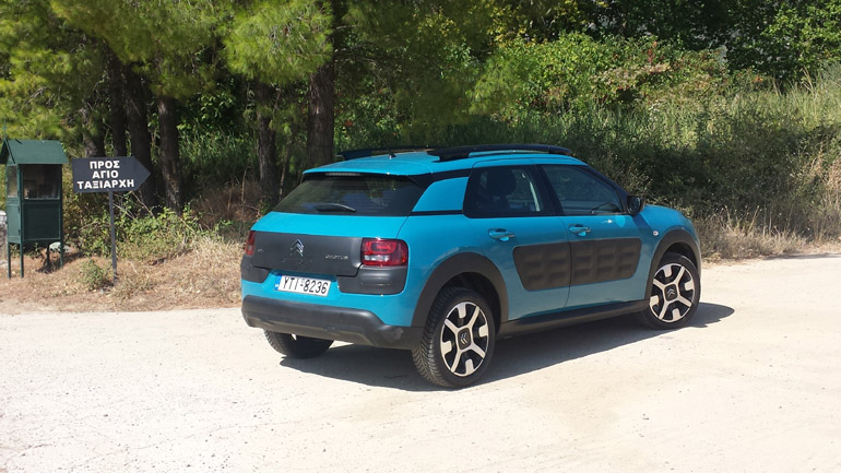 Το Grip Control προσφέρεται στάνταρ στις εκδόσεις 1.2 PureTech 110 S&S και 1.6 BlueHDi 100 S&S με επίπεδο εξοπλισμού Feel 