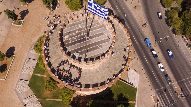 Πρόσφυγες σχημάτισαν στον Λευκό Πύργο το σύμβολο της ειρήνης