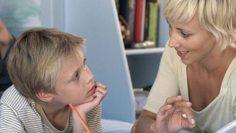 Πώς να βοηθήσετε ένα παιδί του Δημοτικού να κατανοήσει ένα κείμενο