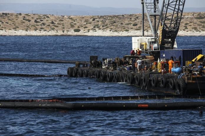 H ρυμουλκούμενη πλατφόρμα όπου βρέθηκαν 300 τόνοι λαθραίο πετρέλαιο 