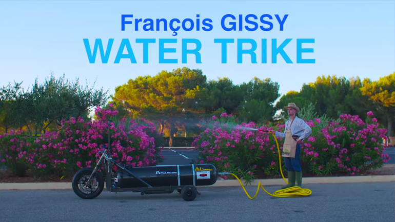 Το τρίκυκλο που πάει με 260χλμ/ω (και βάλε!)