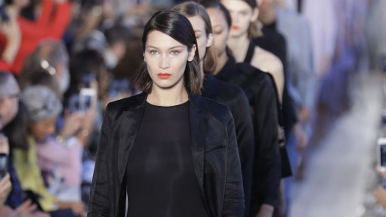 Η Bella Hadid έκλεψε τις εντυπώσεις στο fashion show της Max Mara