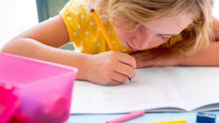 Το παιδί μου είναι αριστερόχειρας: Πώς θα το βοηθήσω να μάθει να γράφει;