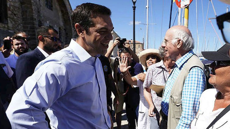 Με τουρίστες και καταστηματάρχες συνομίλησε ο πρωθυπουργός στο παλιό λιμάνι των Χανίων