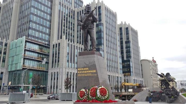 Ρωσία: Διορθώθηκε το μνημείο του Μιχαήλ Καλάσνικοφ που περιλάμβανε ένα… γερμανικό όπλο αντί για ένα AK-47
