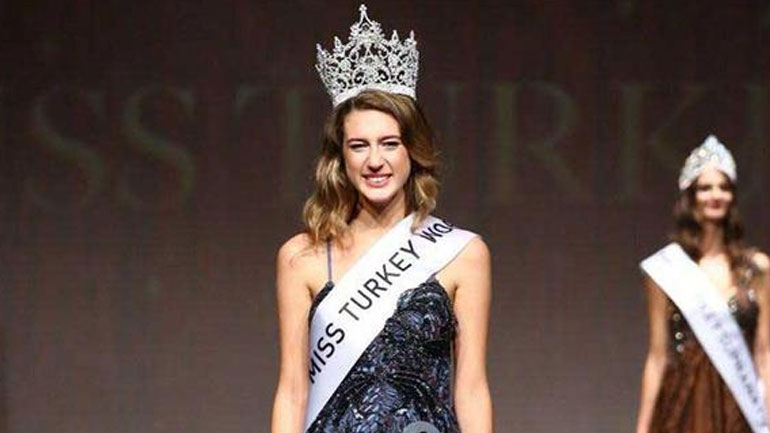 Η «Μις Τουρκία 2017» έχασε τον τίτλο της μετά από tweet για το πραξικόπημα