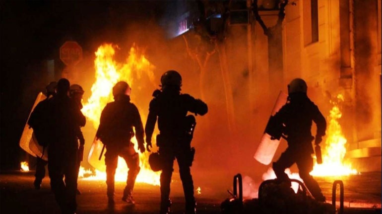 Επίθεση με μολότοφ σε διμοιρία των ΜΑΤ στη Χαριλάου Τρικούπη