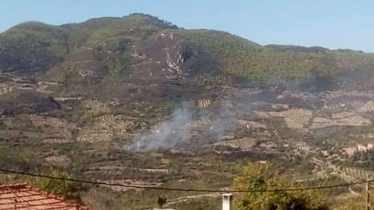 Φωτιά στη Ζαχάρω: Μάχη πυροσβεστών και κατοίκων με τις φλόγες