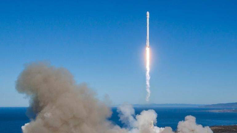 Την «επιτυχή» δοκιμή του νέου της πυραύλου Khoramshahr ανακοίνωσε η Τεχεράνη