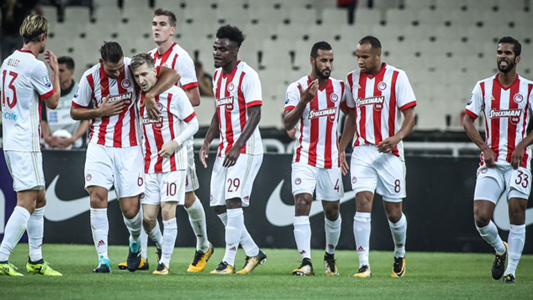 Οι παίκτες του Ολυμπιακού πανηγυρίζουν το γκολ του Μάριν