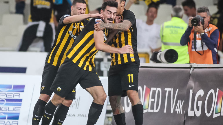 Ο Λάζαρος Χριστοδουλόπουλος 'πνίγεται' στις αγκαλιές των συμπαικτών του