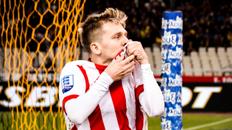 Ο σκόρερ του Ολυμπιακού φιλά τον δαφνοστεφανωμένο έφηβο