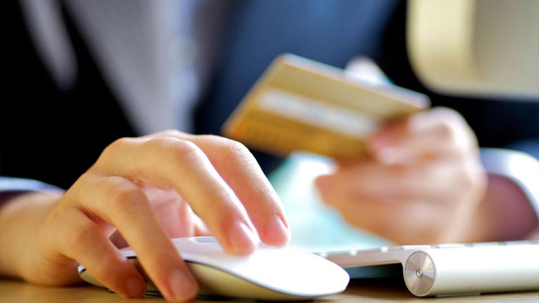 Χειροπέδες σε δύο άτομα για απάτη με πιστωτική κάρτα