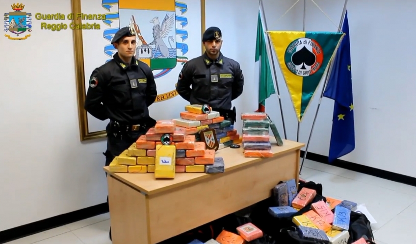 H οικονομική αστυνομία της Ιταλίας παρουσιάζει μέρος του φορτίου της κόκας 