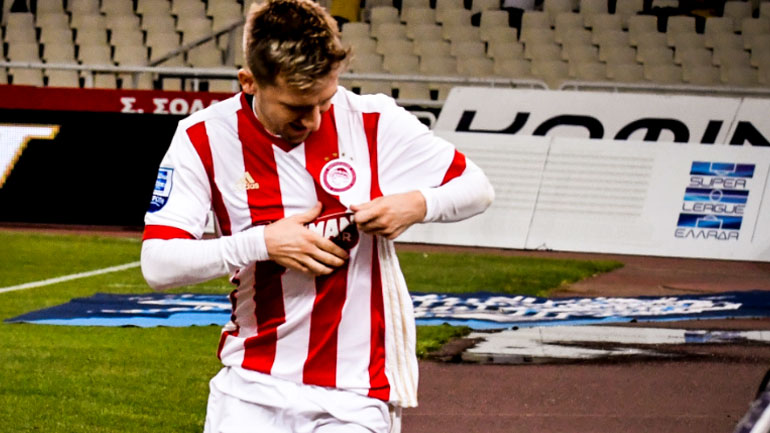 Ο Μάριν δείχνει το σήμα του Ολυμπιακού