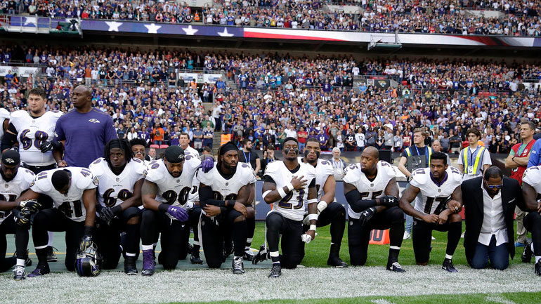 Παίκτες του αμερικανικού ποδοσφαίρου αψηφούν τον Τραμπ και γονατίζουν κατά την ανάκρουση του εθνικού ύμνου