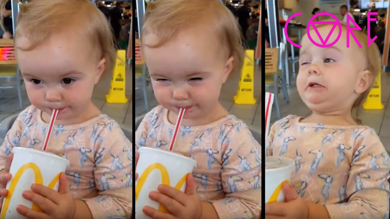 Ένα παιδί δοκιμάζει Coca-Cola για πρώτη φορά