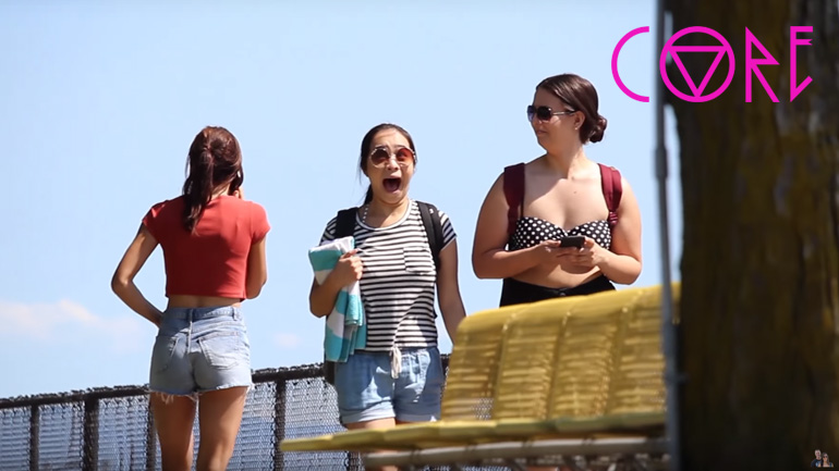 Η αντίδραση ανυποψίαστων περαστικών σε μια αστεία φάρσα