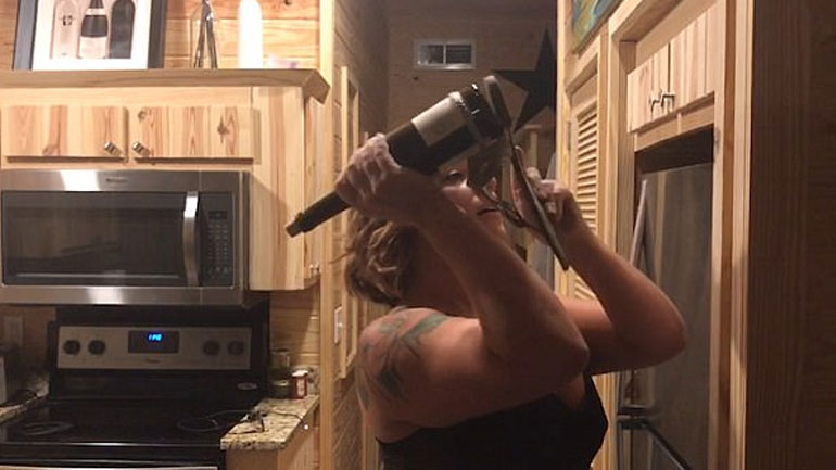 Όταν δεν έχεις τιρμπουσόν, έχεις… παντόφλα!