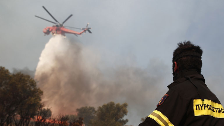 Xαλκιδική: Σε επιφυλακή παραμένει η Πυροσβεστική στην περιοχή Μόλα Καλύβα