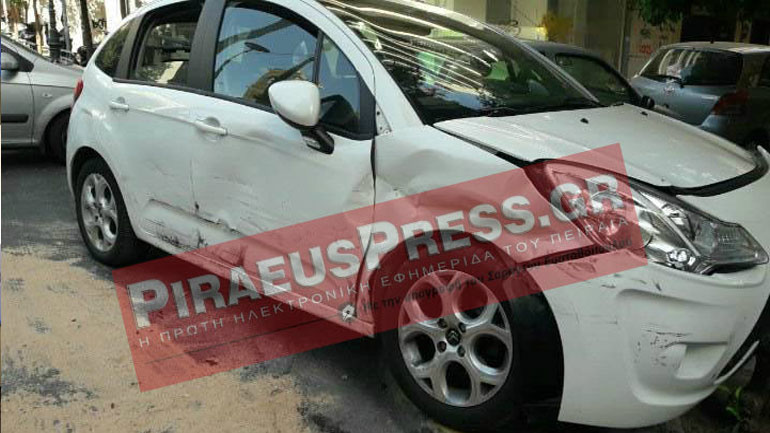 Σφοδρή σύγκρουση δύο αυτοκινήτων στον Πειραιά