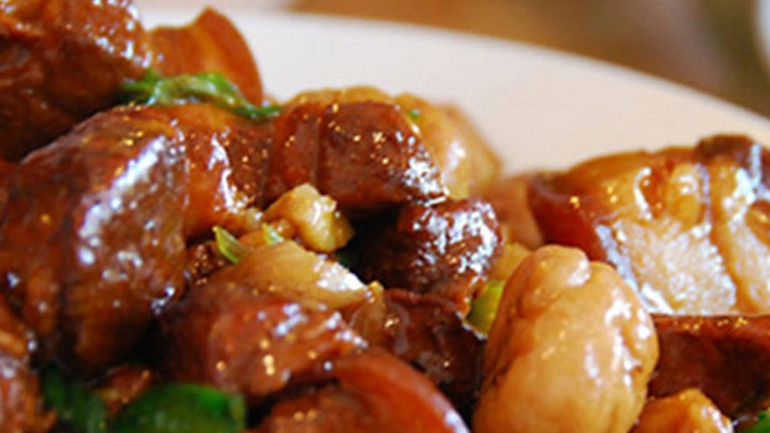 Χοιρινό με κάστανα και σος κρασιού