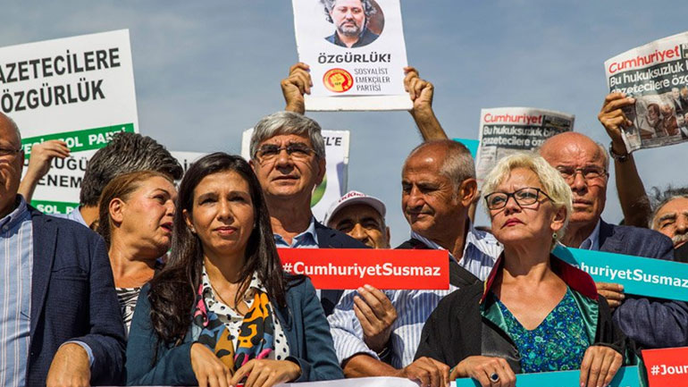 Τουρκία-δίκη Cumhuriyet: Ένας δημοσιογράφος αποφυλακίστηκε, τέσσερις θα παραμείνουν κρατούμενοι