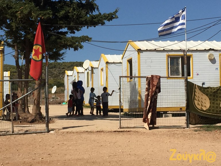 Εκτός από το καμπ στο κέντρο της πόλης, λίγες δεκάδες κουρδικών οικογενειών διαβιούν σε πρόχειρο καταυλισμό με λυόμενα στα περίχωρα του Λαυρίου