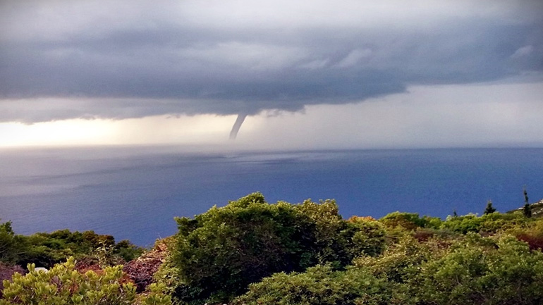 Καρέ-καρέ: Υδροστρόβιλος στη Ζάκυνθο