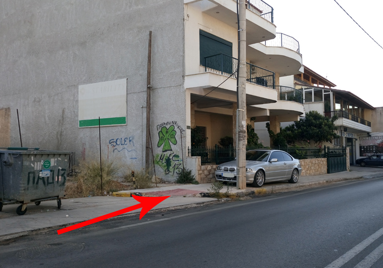 To βέλος δείχνει τη ράμπα των ΑΜΕΑ. Φυσικά δεν ενδιαφέρει τον ιδιοκτήτη του αυτοκινήτου που παρκάρει εκεί που τον... βολεύει