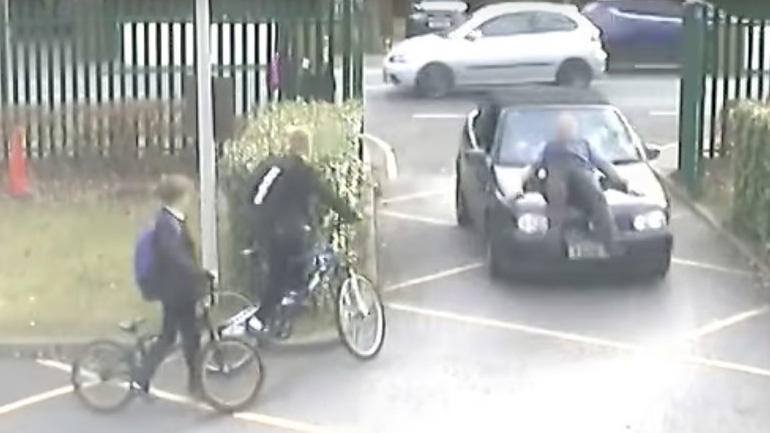 Πατέρας χτύπησε με το αμάξι του δάσκαλο γιατί του απαγόρευσε την είσοδο σε παρκινγκ σχολείου