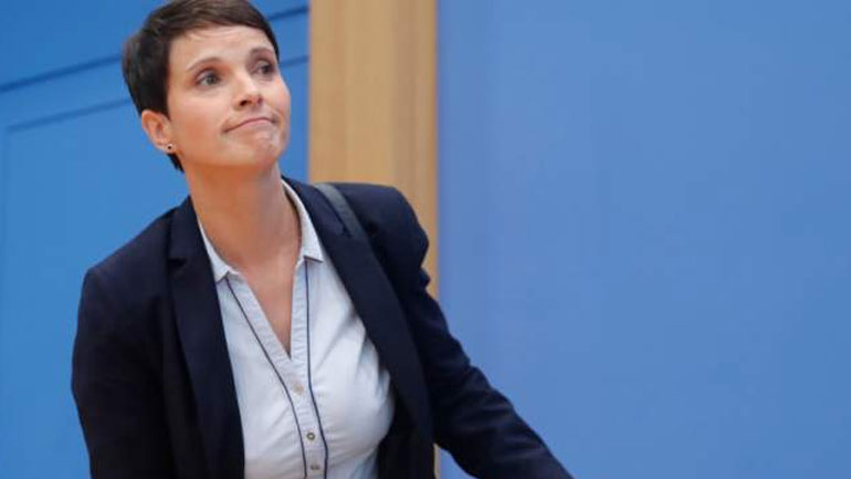 Την αποχώρησή της από το κόμμα των ευρωσκεπτικιστών ανακοίνωσε η Φράουκε Πέτρι