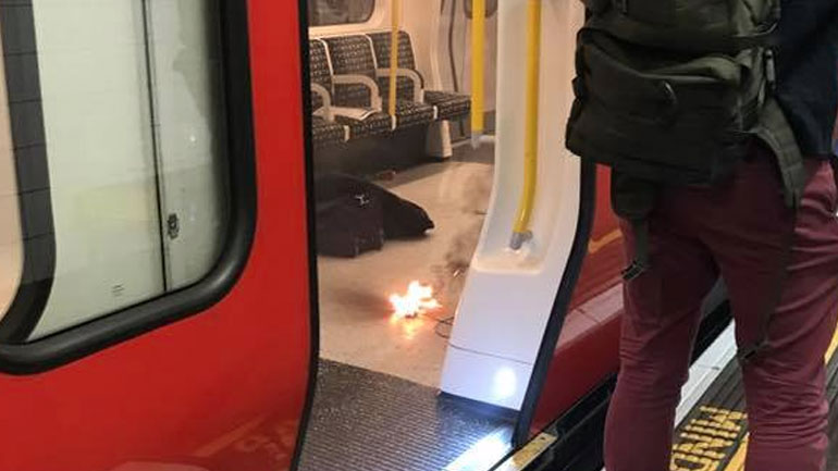 Πανικός στο μετρό του Λονδίνου: Εξερράγη μπαταρία κινητού σε τσάντα