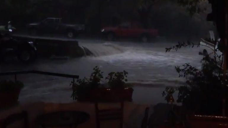 «Άνοιξαν» οι ουρανοί στη Σαμοθράκη: Πλημμύρες και κατολισθήσεις