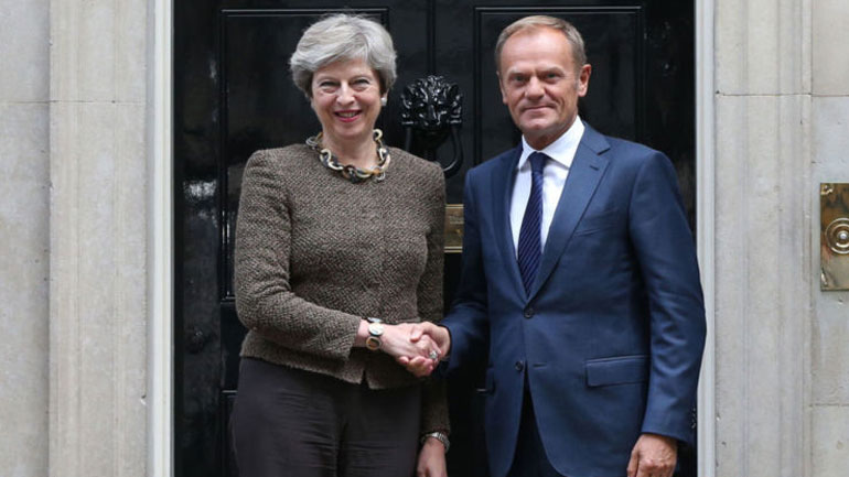 Θετικά αποτιμούν οι Βρυξέλλες τη συνάντηση Τουσκ – Μέι