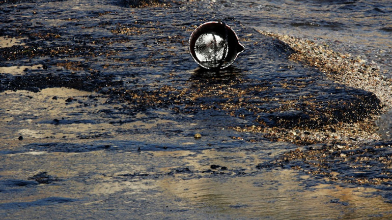 Συνεχίζονται οι εργασίες απορρύπανσης από τη Σαλαμίνα έως τη Γλυφάδα