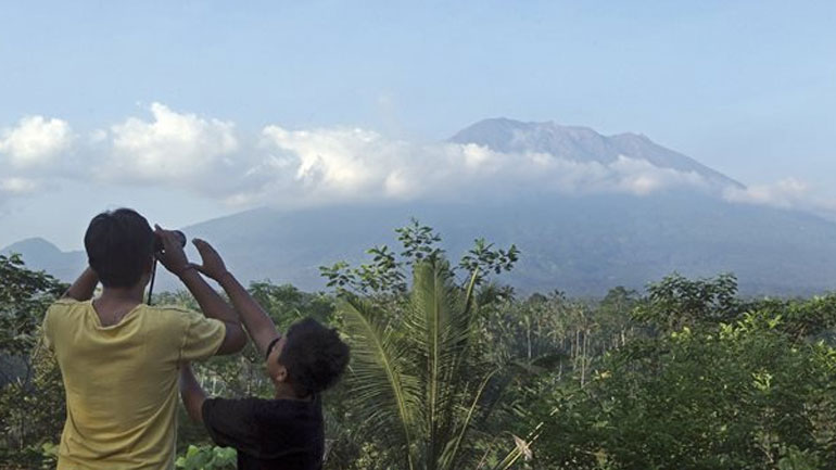 Η Ινδονησία παρατείνει τις θεωρήσεις εισόδου για τους τουρίστες λόγω ηφαιστείου
